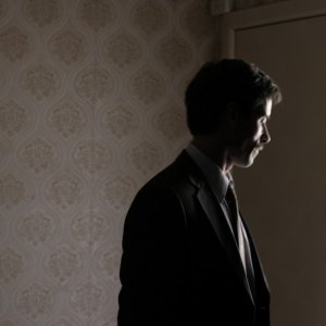 Guy Pearce in penombra nel film Animal Kingdom