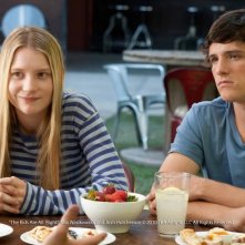 Josh Hutcherson e Mia Wasikowska nel film I ragazzi stanno bene