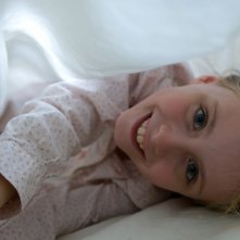 La piccola Mélusine Mayance in una scena del film Elle s'appelait Sarah