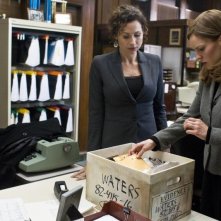 Minnie Driver e Hilary Swank in una scena del drammatico Conviction