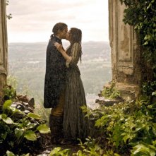 Miriam Stein e Alexander Fehling in una scena romantica del film Goethe!