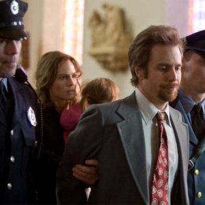 Sam Rockwell e Hilary Swank in una scena del drammatico Conviction