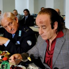 Toni Servillo nei panni di un contabile carcerario in Gorbaciof