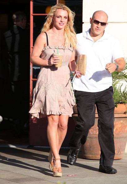 Britney Spears E La Sua Guardia Del Corpo Da Starbucks Al Centro Commerciale Di Calabasas 179092