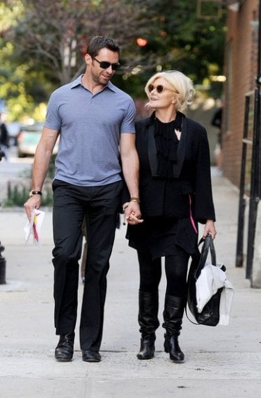 Hugh Jackman e la moglie Deborra-Lee Furness tornano a casa tenendosi per mano