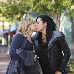Jessica Capshaw e Sara Ramirez in Grey's Anatomy nell'episodio These Arms of Mine