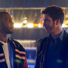 Omari Hardwick e Dylan McDermott nell'episodio Liar's Poker di Dark Blue