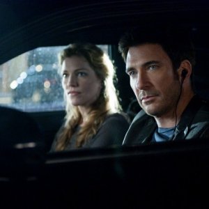 Tricia Helfer e Dylan McDermott nell'episodio Liar's Poker di Dark Blue