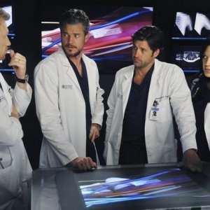 Una parte del cast di Grey's Anatomy nell'episodio These Arms of Mine