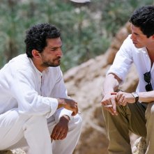 Amr Waked e Alessandro Gassman in una sequenza del dramma Il padre e lo straniero