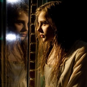 Chloe Moretz, protagonista dell'horror Let Me In in una bella scena del film