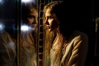 Chloe Moretz, protagonista dell'horror Let Me In in una bella scena del film