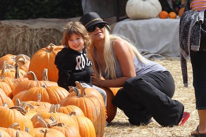 Christina Aguilera Posa Tra Le Zucche Di Halloween Di Mr Bones Con Suo Figlio Max 179186