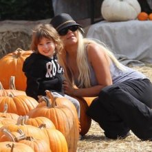 Christina Aguilera posa tra le zucche di Halloween di Mr.Bones con suo figlio Max