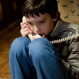 Kodi Smit-McPhee al telefono in una scena del film Let Me In