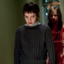 Kodi Smit-McPhee in una scena inquietante del film Let Me In