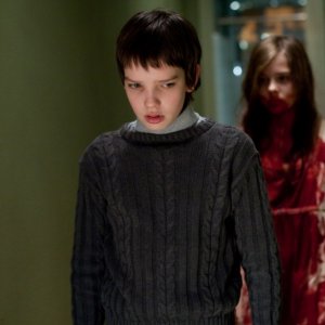 Kodi Smit-McPhee in una scena inquietante del film Let Me In