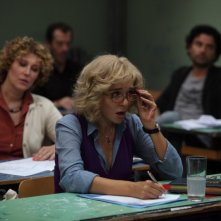 Valeria Golino bionda nel film La scuola è finita