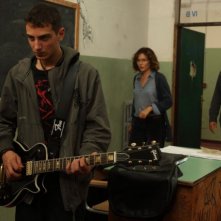 Valeria Golino (in fondo) nel film La scuola è finita