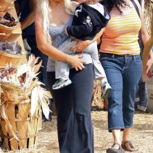 Christina Aguilera col figlio Max sceglie delle zucche di Halloween da Mr. Bones