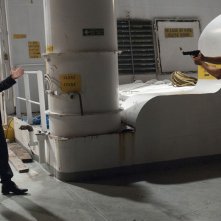 Devon Sawa punta l'arma contro Xander Berkeley nell'episodio The Guardian di Nikita