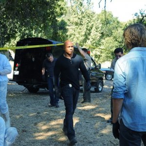 LL Cool J e Eric Christian Olsen (di spalle) sulla scena del crimine in Little Angels di NCIS: Los Angeles