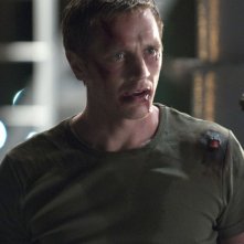 Owen (Devon Sawa) ferito in una scena dell'episodio The Guardian di Nikita