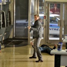 Una movimentata scena dell'episodio The Guardian di Nikita con Owen (Devon Sawa)