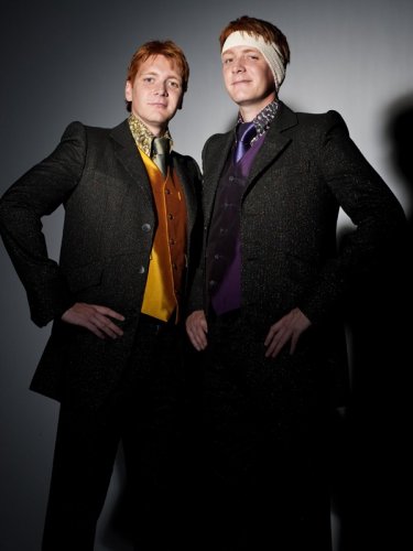 Una foto promo di James e Oliver Phelps per il film I Doni della Morte - parte 1