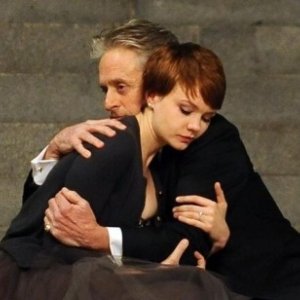 Carey Mulligan con Michael Douglas nel film Wall Street 2: Money Never Sleeps