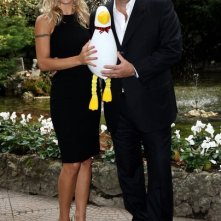 Michelle Hunziker accanto a Gerry Scotti, presenta Paperissima 2008