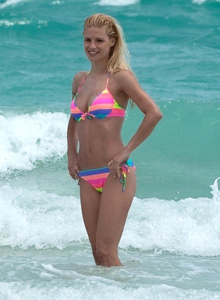 Michelle Hunziker Si Gode Le Onde Di Miami Beach Con Sua Figlia Aurora 179423