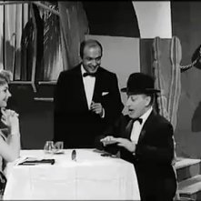 Nello Appodia in una scena Totò a Parigi con Sylva Koscina e Totò