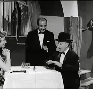 Nello Appodia in una scena Totò a Parigi con Sylva Koscina e Totò