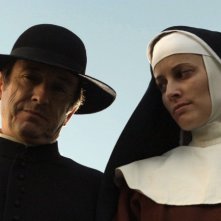 Adriano Luz nei panni di un prete in Mysteries of Lisbon