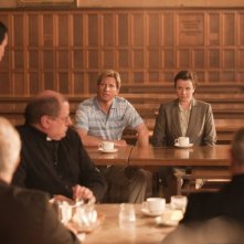 Emily Watson con David Wenham (al centro) nel film Oranges and Sunshine