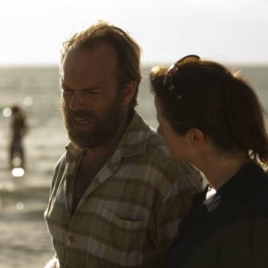 Emily Watson insieme a Hugo Weaving nel dramma Oranges and Sunshine