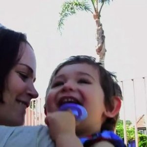 Katie Featherston nei panni di una madre in pericolo in Paranormal Activity 2