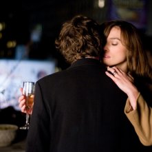 Keira Knightley in una sensuale scena del film Last night (2010)