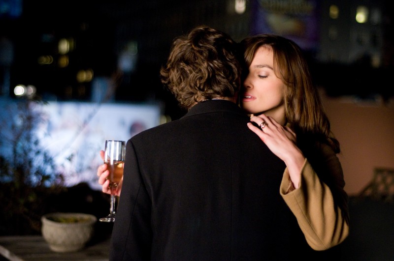 Keira Knightley in una sensuale scena del film Last night (2010)