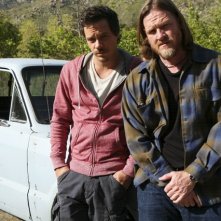Michael Raymond-James e Donal Logue in Terriers nell'episodio Manifest Destiny
