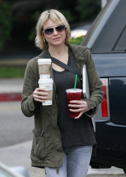 Renee Zellweger Prende Un Paio Di Drink Da Starbucks In Santa Monica 179724