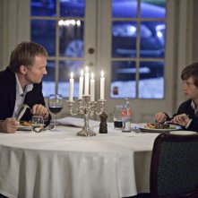 Ulrich Thomsen a tavola in una sequenza del dramma In a Better World (Hævnen)