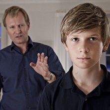 Ulrich Thomsen (sullo sfondo) in scena del dramma In a Better World (Hævnen)