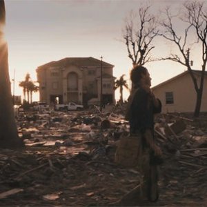 Scoot McNairy e Whitney Able in una scena apocalittica del film Monsters