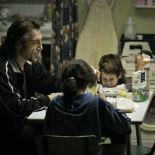 Uxbal (Javier Bardem) con i due bambini in Biutiful