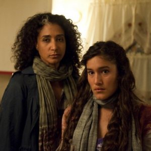 Bellina Logan e Q'Orianka Kilcher in Sons of Anarchy nell'episodio Widening Grye