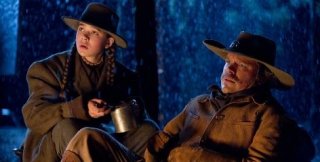 Matt Damon e Hailee Steinfeld in una scena di True Grit