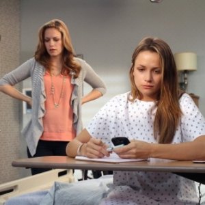 Bethany Joy Galeotti alle spalle di Shantel VanSanten nell'episodio The Space in Between di One Tree Hill