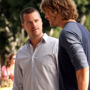 Chris O'Donnell parla con Eric Christian Olsen nell'episodio Standoff di NCIS: Los Angeles